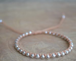 Learn How to Make a Bracelet with Thread at Home